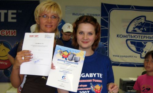 Анна Радькова (справа)