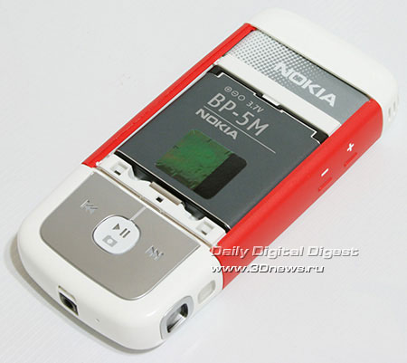 Nokia 5700. Вид сзади со снятой крышкой