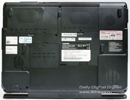 Toshiba Satellite P200-14o. Вид сзади с поднятой крышкой