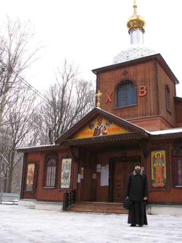 диакон Кирилл Марковский у храма Николая Чудотворца в Бирюлево