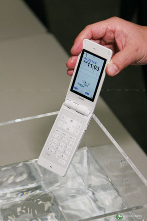 Fujitsu F705i: самый тонкий в мире непромокаемый телефон