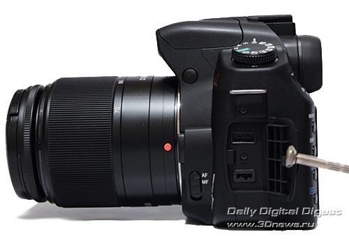 Sony DSLR-A200. Вид слева.