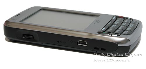 Mio DigiWalker A702. Вид слева.