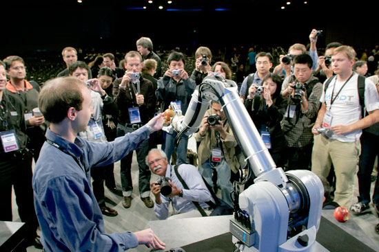 IDF SF 2008: роботы и люди