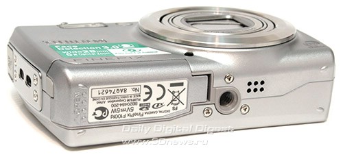 Fujifilm FinePix F100fd. Вид снизу