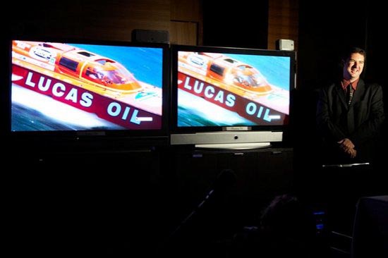 Сравнение лазерного (слева) и плазменного (справа) телевизоров