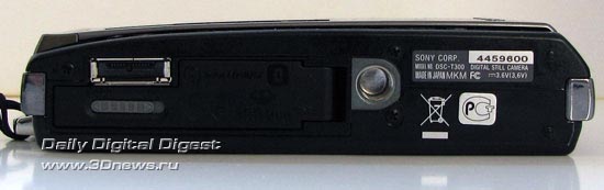 Sony Cyber-shot DSC-T300, вид снизу