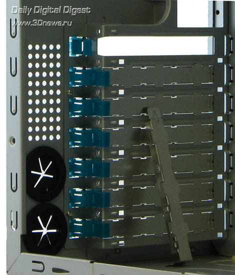 Enermax Phoenix ECA3162-B - слоты крепления плат расширения