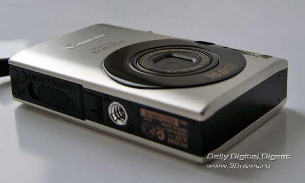 Canon IXUS 85 IS, вид справа снизу