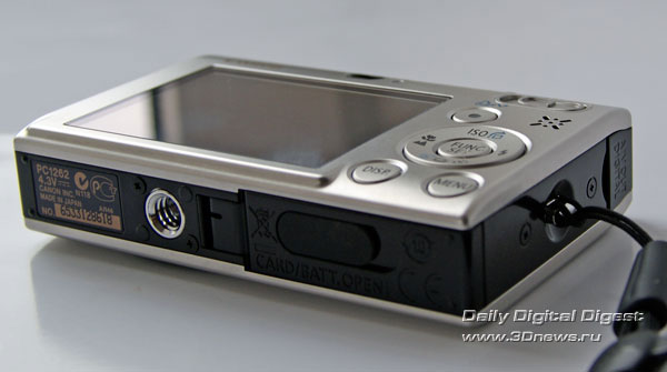 Canon IXUS 85 IS, вид сбоку снизу