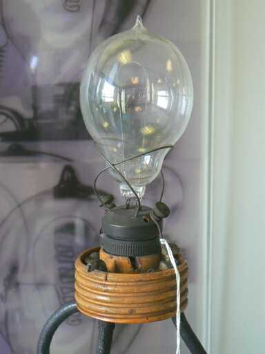 Одна из первых ламп Эдисона
