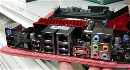 Снимки платы Foxconn Quantum Force Flaming Blade на базе Intel X58