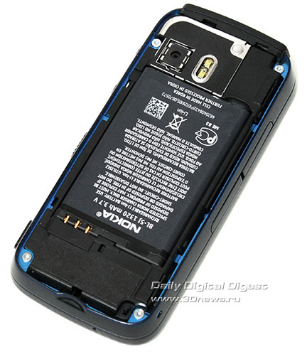 Nokia 5800 XpressMusic. Вид сзади со снятой крышкой