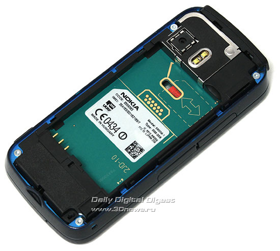 Nokia 5800 XpressMusic. Вид сзади со снятой крышкой и аккумулятором