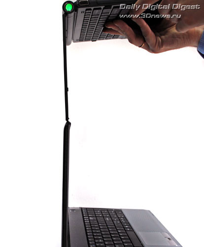 MSI Bravo EX620, сравнение толщины дисплея с Sony VAIO