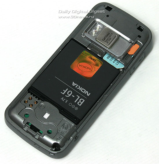 Nokia N79. Вид сзади со снятой крышкой