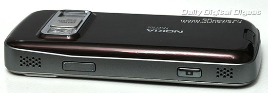 Nokia N79. Вид справа