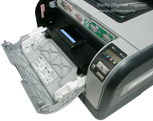 HP Color LaserJet CP1515n. Вид спереди сверху с открытой крышкой
