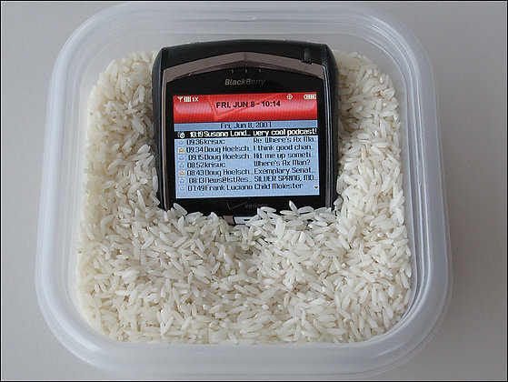 Спасение утопающих: реанимация гаджетов с помощью риса