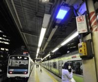 Синие лампы в японском метро