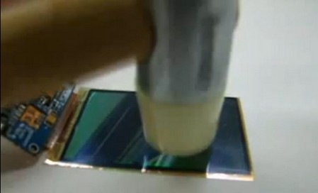 Ударопрочность OLED и ЖК испытали молотком