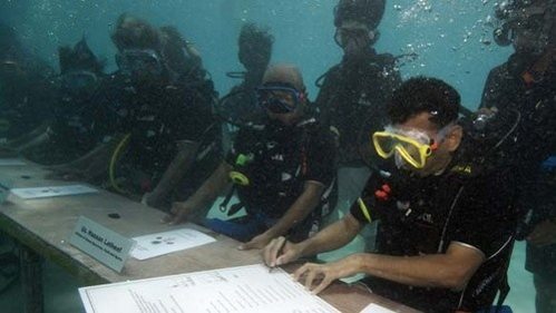 Мальдивское правительство провело подводное совещание