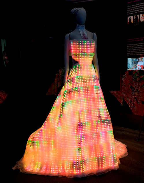 "Галактическое платье" из шёлка и 24000 LED