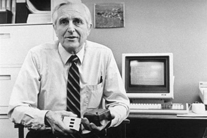 Первая компьютерная мышка Дугласа Энгельбарта (Douglas Engelbart)