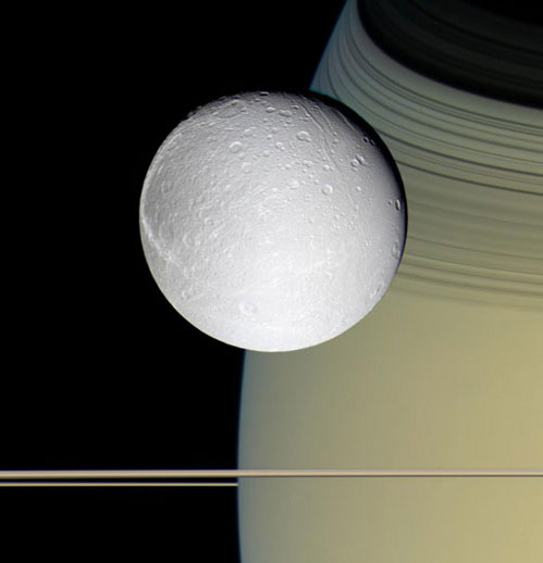 Луна Сатурна Диона (Dione) покрыта льдом