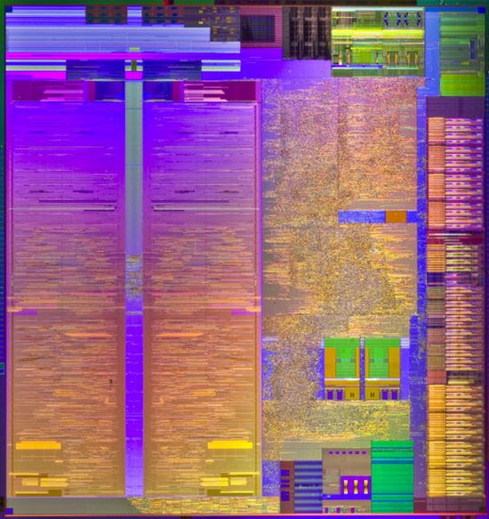 Кристалл процессоров Intel Atom с интегрированным графическим ядром слева