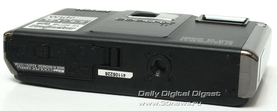 Nikon Coolpix S1000PJ. Вид снизу