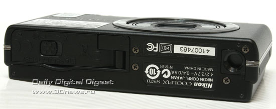 Nikon Coolpix S570.  Вид снизу