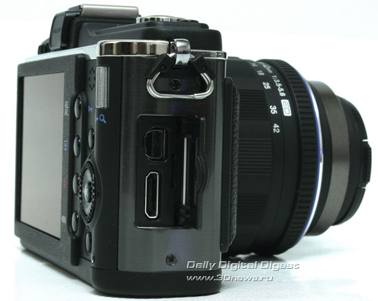 Olympus Pen E-P2. Разъемы на правой стороне корпуса