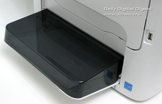 OKI MC160n. Основной лоток для бумаги с защитной крышкой
