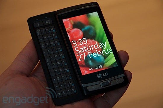 164722 Фото дня: прототип телефона на Windows Phone 7 Series