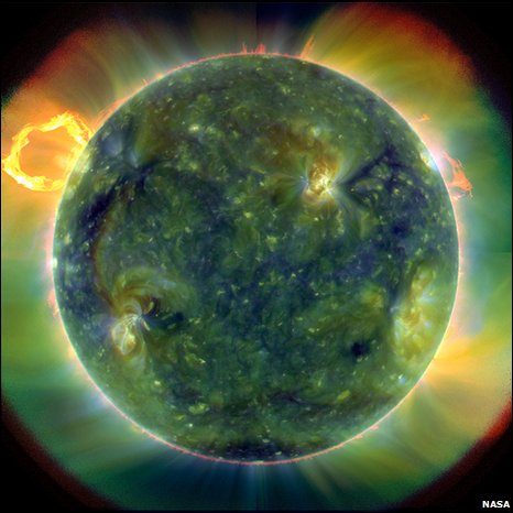 NASA опубликовала первые снимки Солнца, полученные с SDO