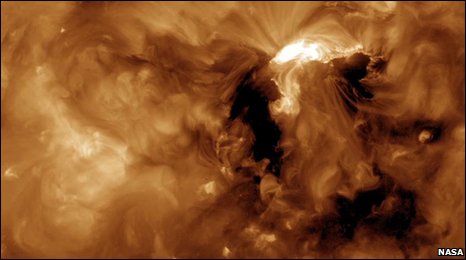 NASA опубликовала первые снимки Солнца, полученные с SDO