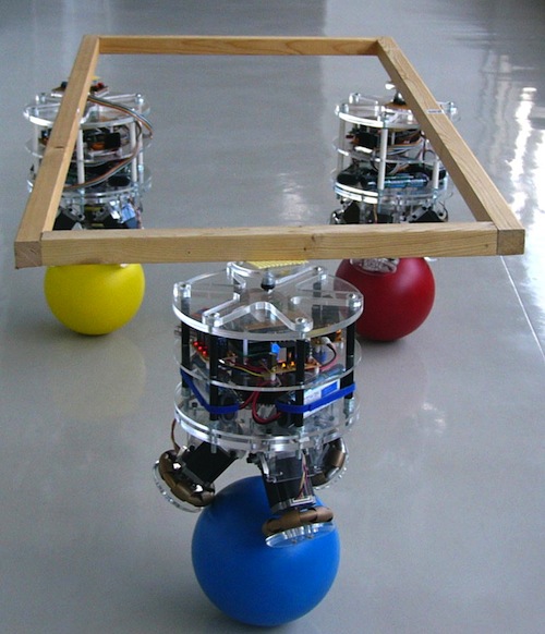 Японский робот, балансирующий на мяче