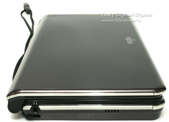 Fujitsu LifeBook UH900. Вид слева