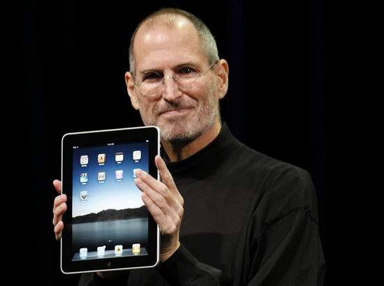 Стив Джобс держит в руках Apple iPad