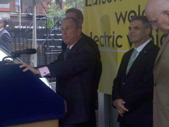 Мэр Нью-Йорка Майкл Блумберг на открытии электрозаправки