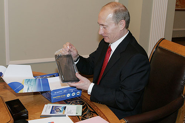 В.В. Путин распечатывает навигационное устройство системы ГЛОНАСС 
(ru.wikipedia.org)