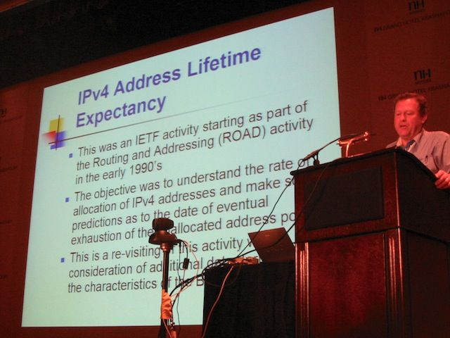 Джон Керран во время выступления о проблеме нехватки IPv4-адресов