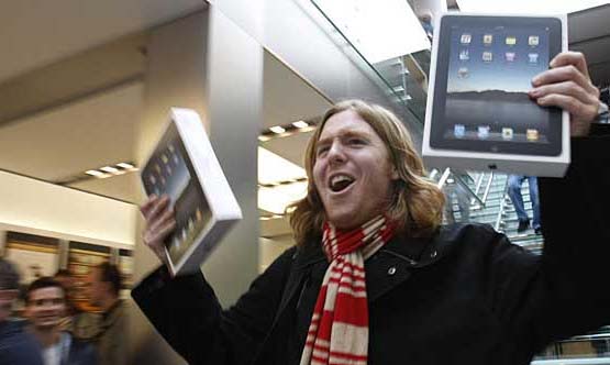 Один из многих счастливых покупателей iPad