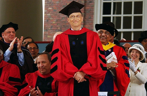 Билл Гейтс (Bill Gates) получает диплом выпускника