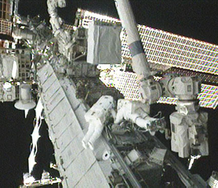 Астронавты во время работы по замене аммиачного насоса