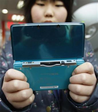 9-летняя Натсуми Миясака (Natsumi Miyasaka), позирует со своей новой консолью Nintendo 3DS