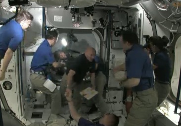 Переход астронавтов из шаттла на борт МКС