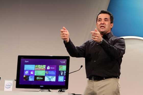 Вице-президент Microsoft Майк Энджило (Mike Angiulo) демонстрирует Windows 8 на выставке Computex 2011