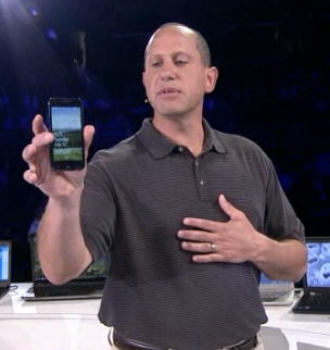 Стив Гугенхаймер показывает новый смартфон Samsung во время своей речи